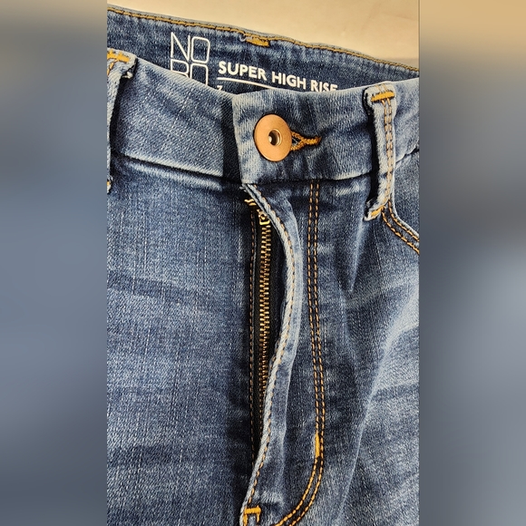 NO BOUNDARIES SUPER HIGH RISE JUNIORS JEANS, SIZE 7, DARK WASH, BLUE - Picture 3 of 13